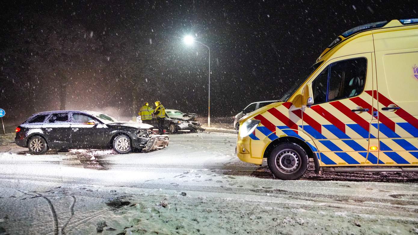 Gewonde na forse aanrijding tijdens sneeuwbui