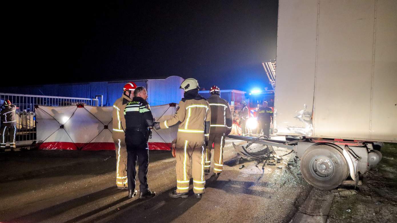 Automobilist (39) overleden na botsing met trailer