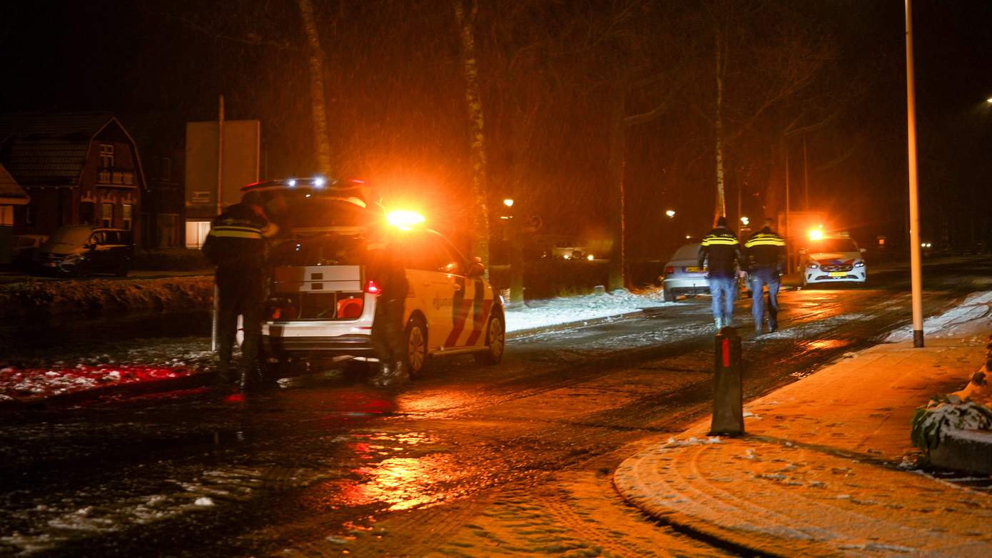 Automobilist rijdt het kanaal in tussen Smilde en Appelscha