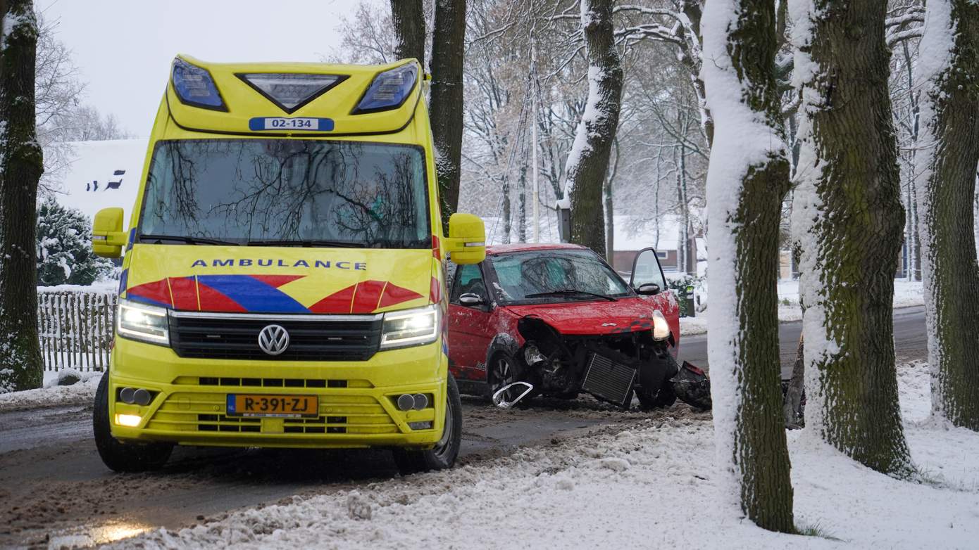 Brommobiel botst tegen lantaarnpaal op glad wegdek