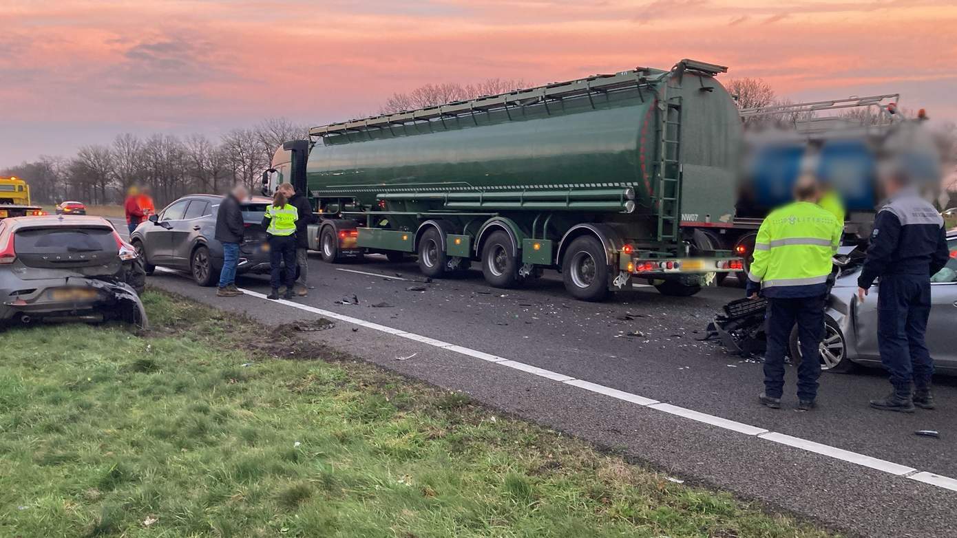 Meer dan uur vertraging op A28 door ongeval met meerdere voertuigen