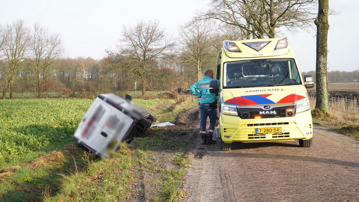 Brandweer haalt bestuurder uit busje na eenzijdig ongeval