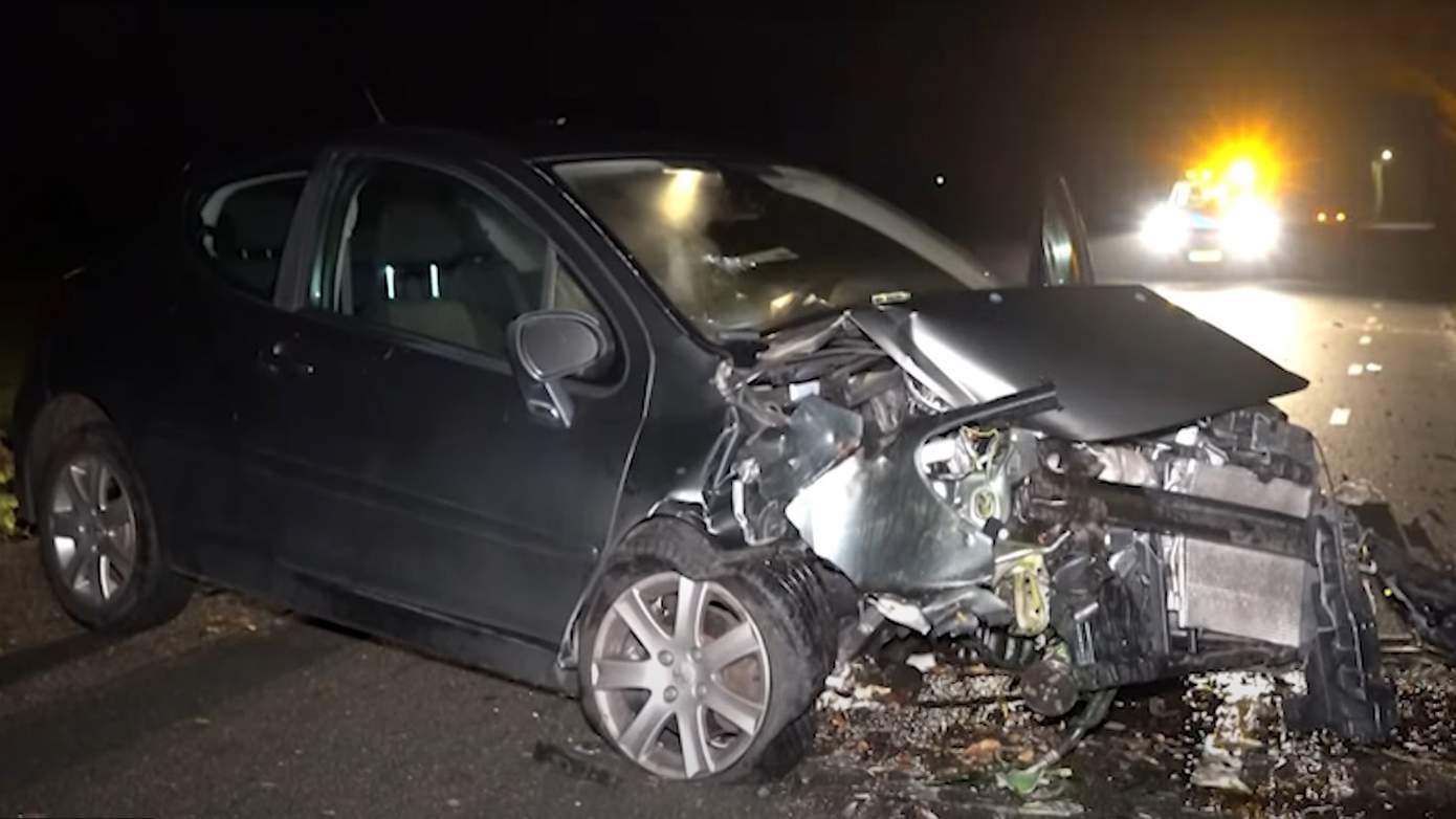 Automobilist heeft engeltje op de schouder na frontale botsing met boom (video)