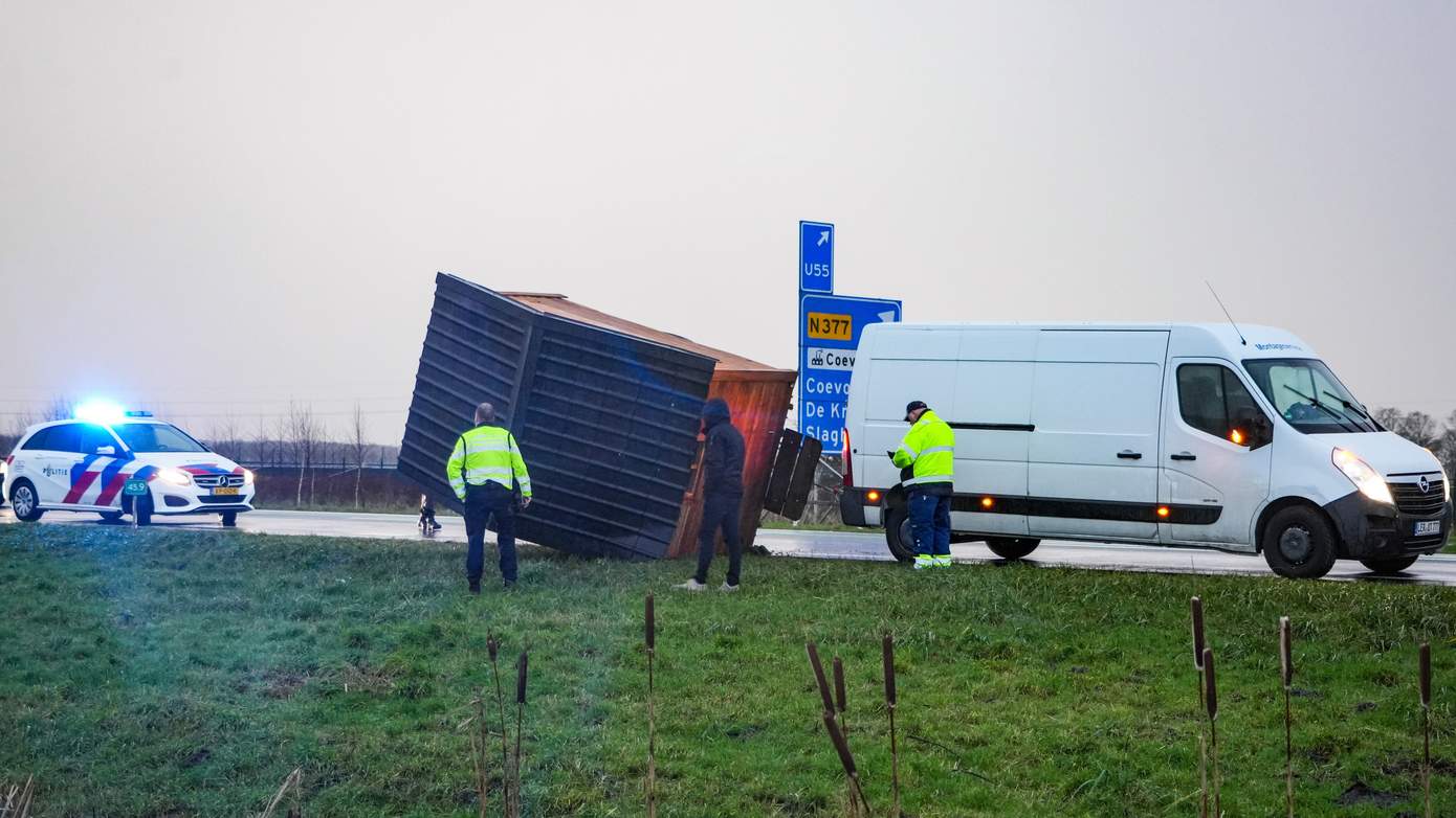 N34 afgesloten vanwege twee gekantelde aanhangers van busjes waarvan één met schuurtje