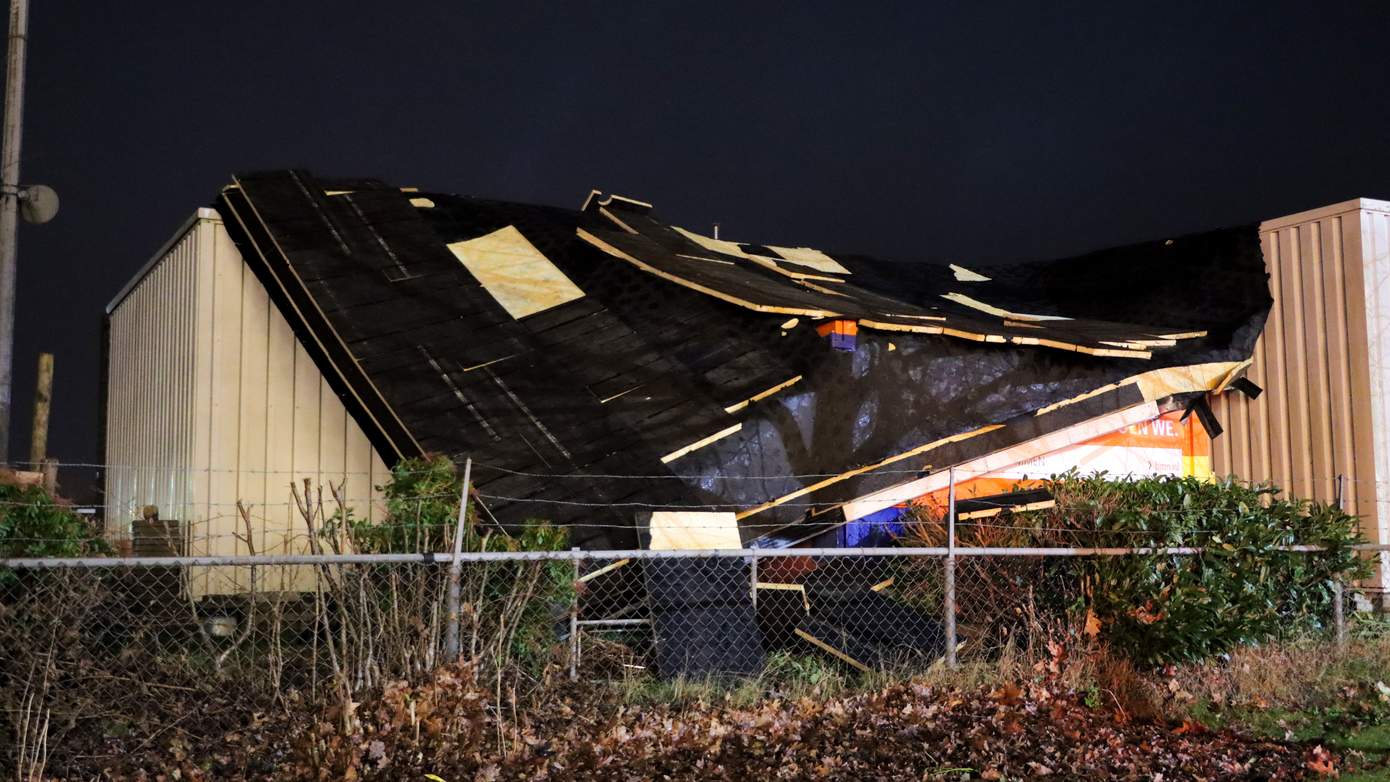 Dak van gebouw geblazen tijdens storm Pia