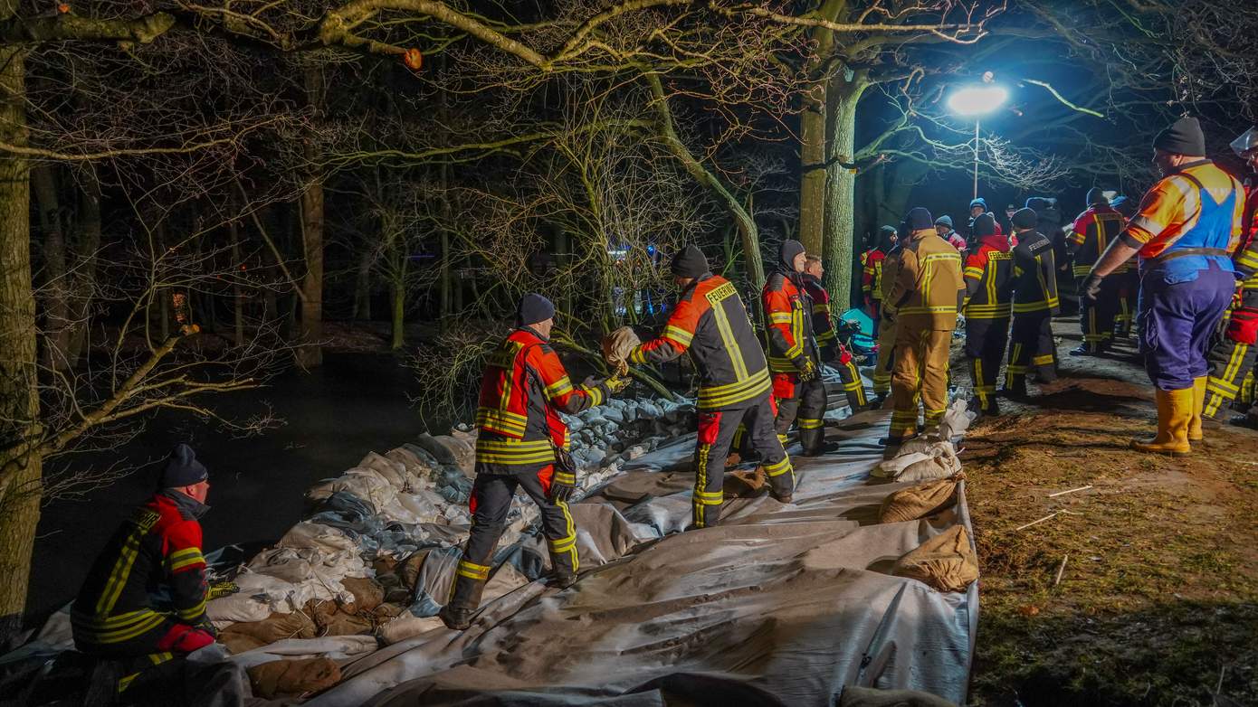 Drentse brandweer helpt in Duitsland om zandzakken te leggen tegen dijkdoorbraak