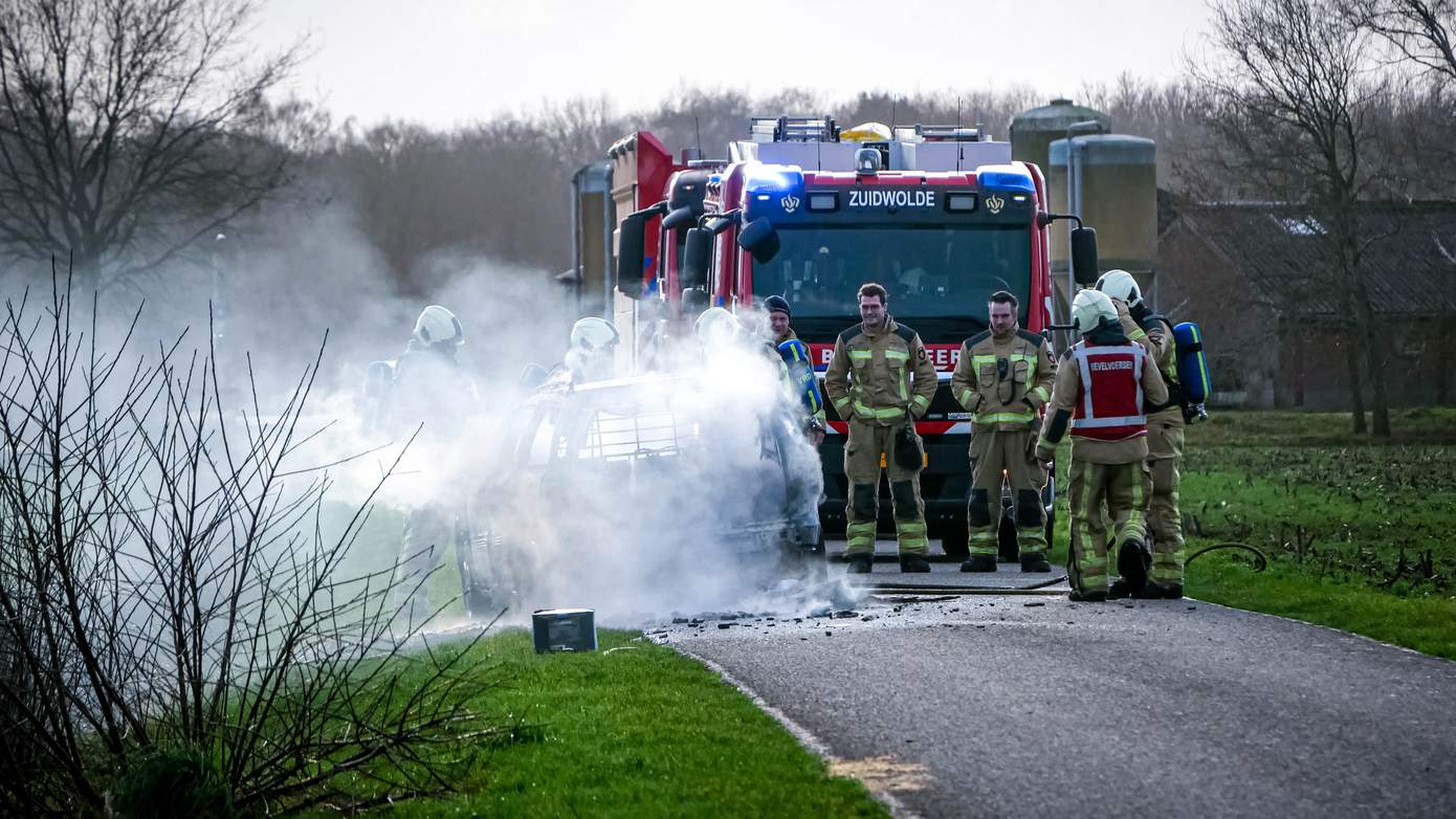 Auto volledig uitgebrand in Zuidwolde