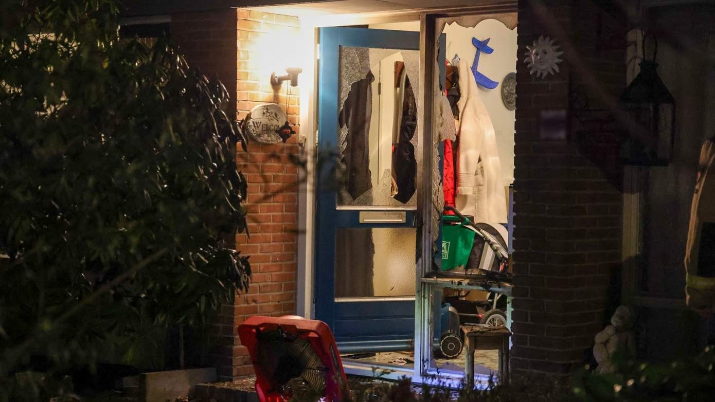 Voordeur van woning opgeblazen met vermoedelijk zwaar vuurwerk