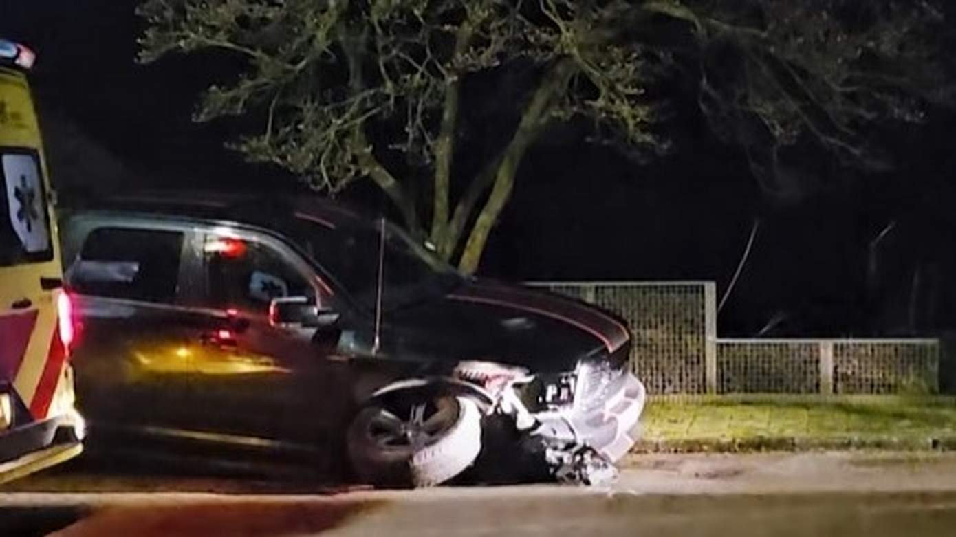 Dodge richt ravage aan na botsing met meerdere geparkeerde auto's (video)