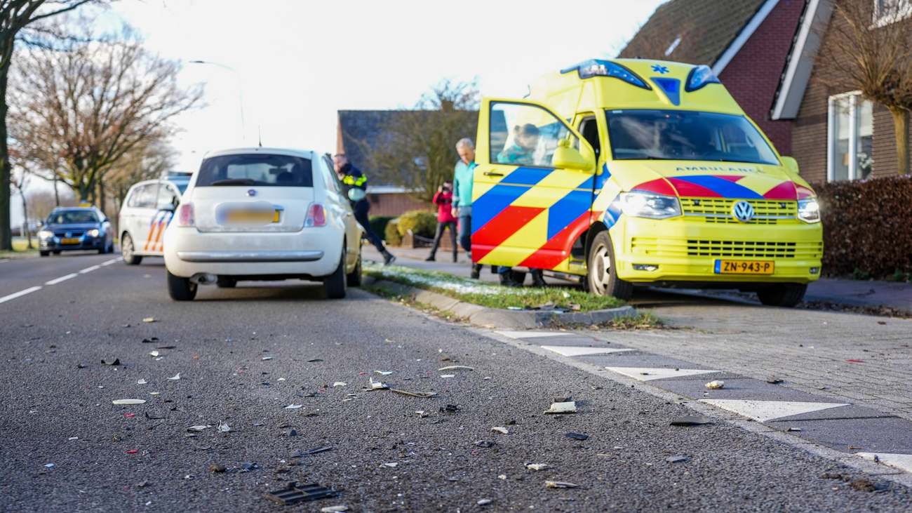 Wegdek bezaaid met brokstukken bij ongeval tussen twee voertuigen