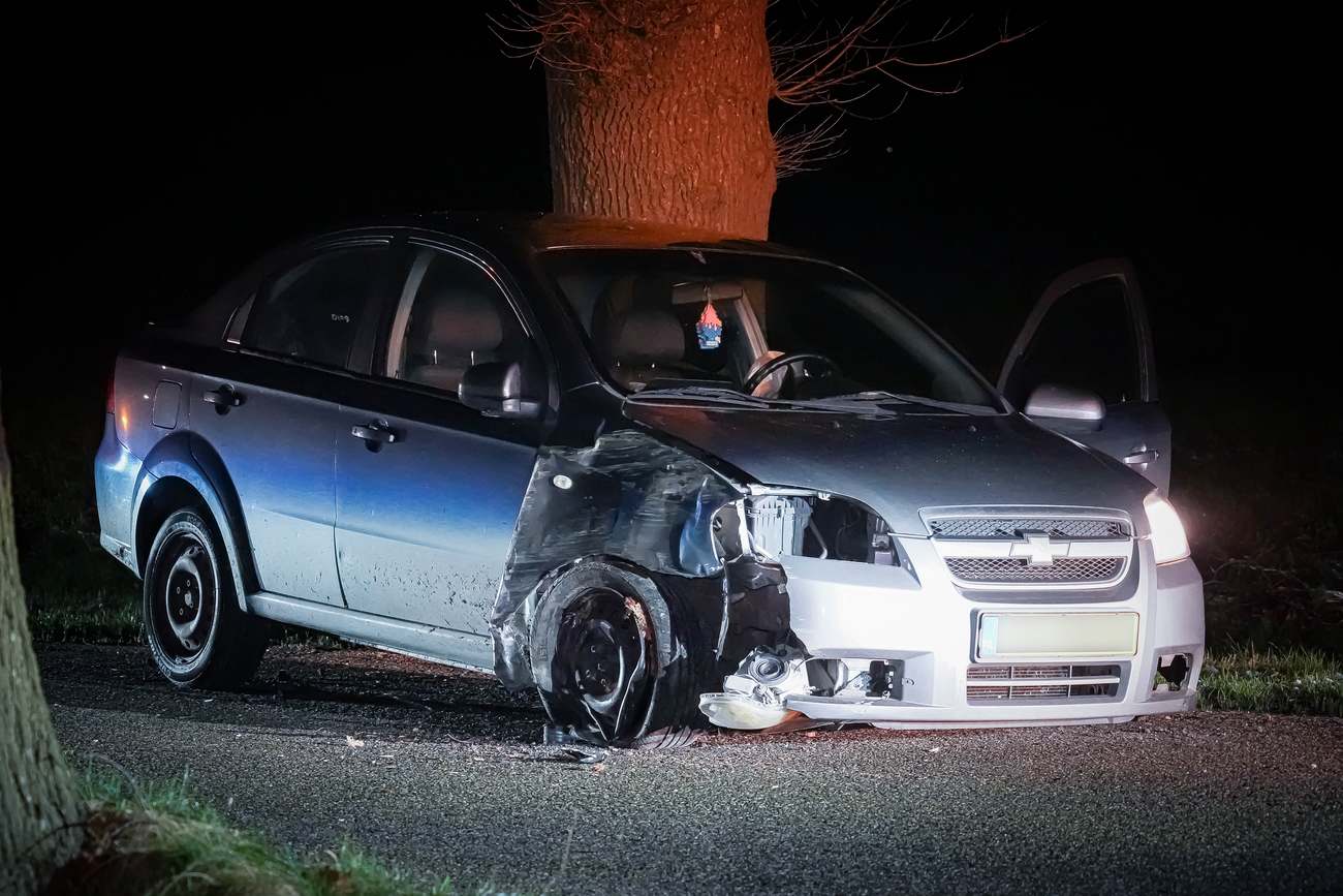 Auto botst tegen twee bomen en raakt flink beschadigd