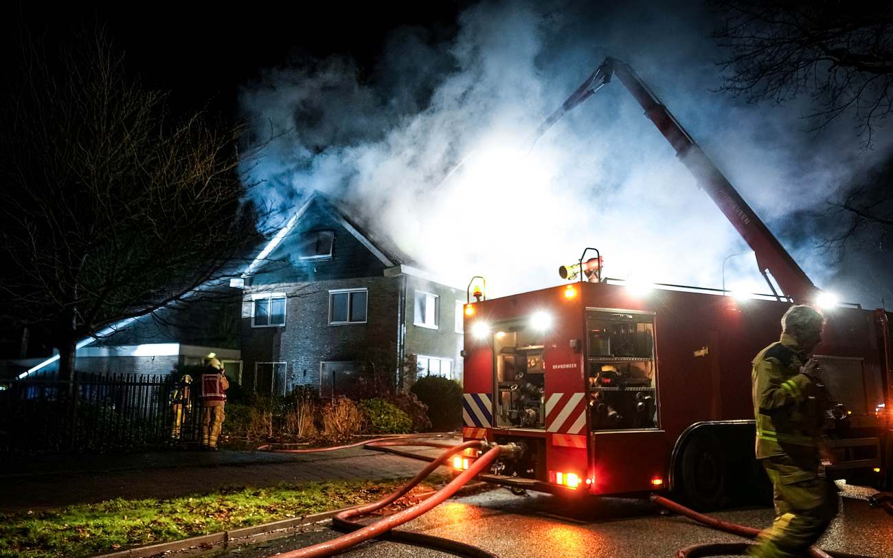 Schoorsteenbrand overgeslagen naar bovenverdieping; veel rook en asbest vrijgekomen