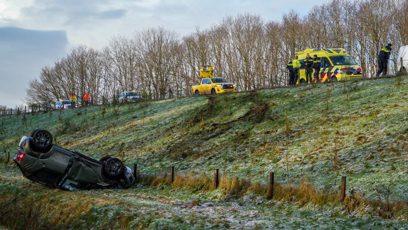 Automobilist raakt met gloednieuwe auto van de N34