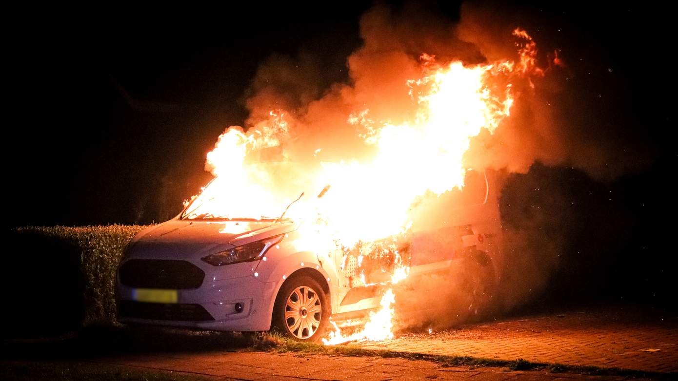 Weer vier autobranden in Zuid-Oost Drenthe; politie houdt 20-jarige man aan