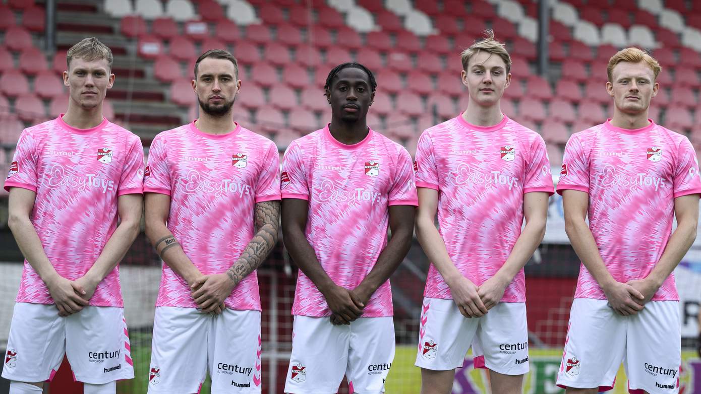 FC Emmen speelt wedstrijd tegen Jong Ajax in roze tenue vanwege aandacht voor zaadbalkanker