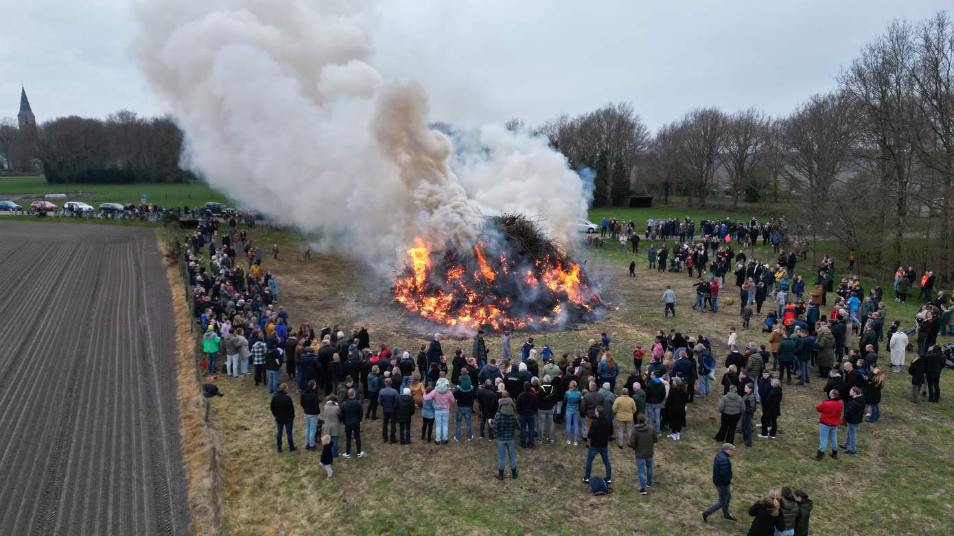 Fotoserie van groot aantal paasvuren eerste paasdag in Drenthe