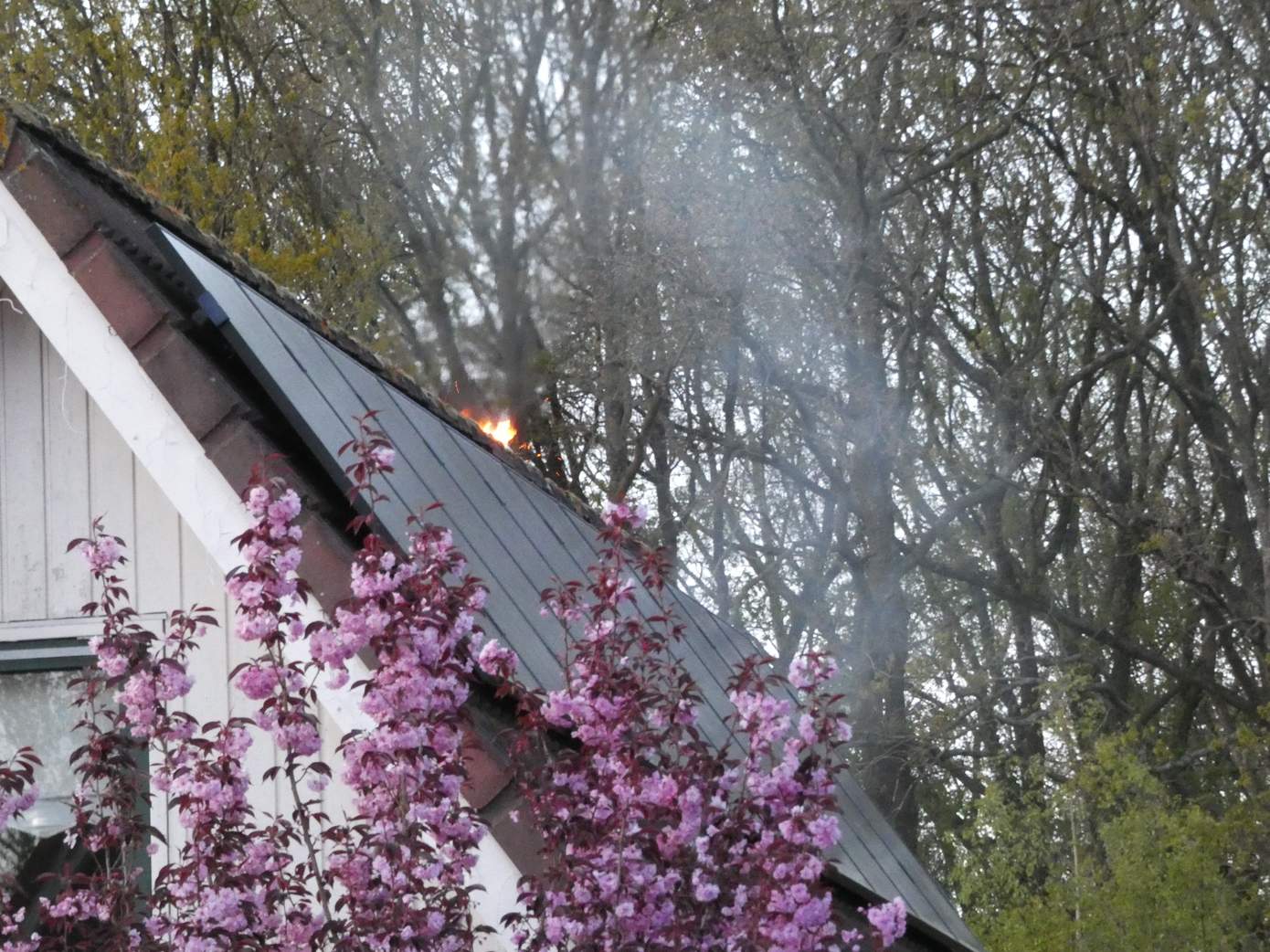 Brandweer ingezet voor uitslaande schoorsteenbrand in Hoogersmilde