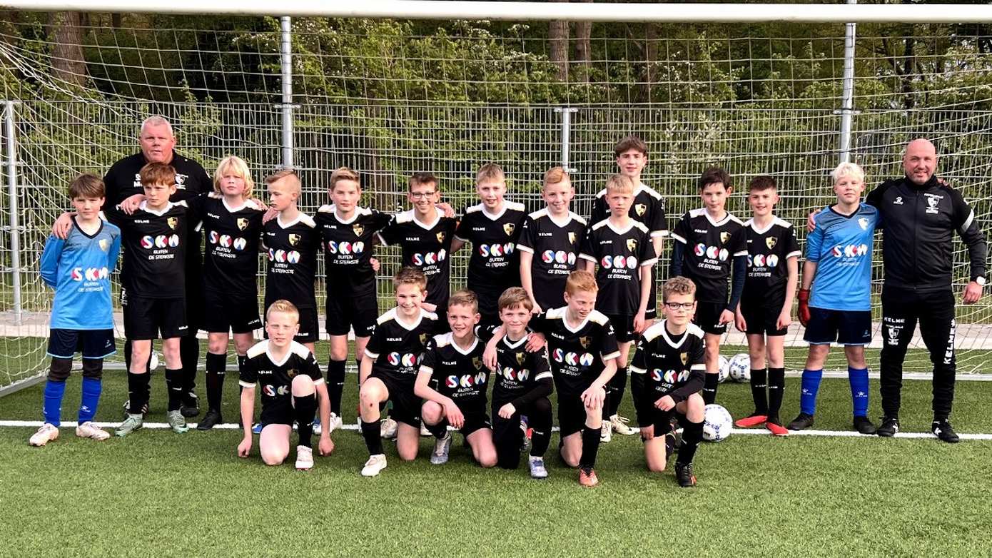 Jeugdspelers Footballskills Drenthe spelen eerste wedstrijd in nieuwe shirt