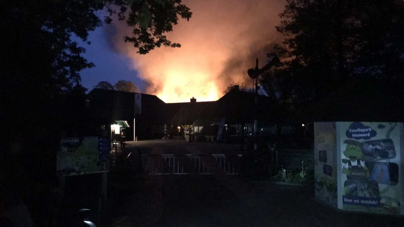 Grote uitslaande brand op terrein van Nienoord in Leek