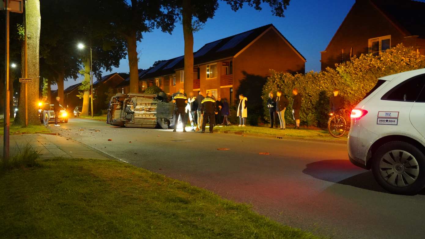 Auto belandt op de zijkant na ongeval in Coevorden