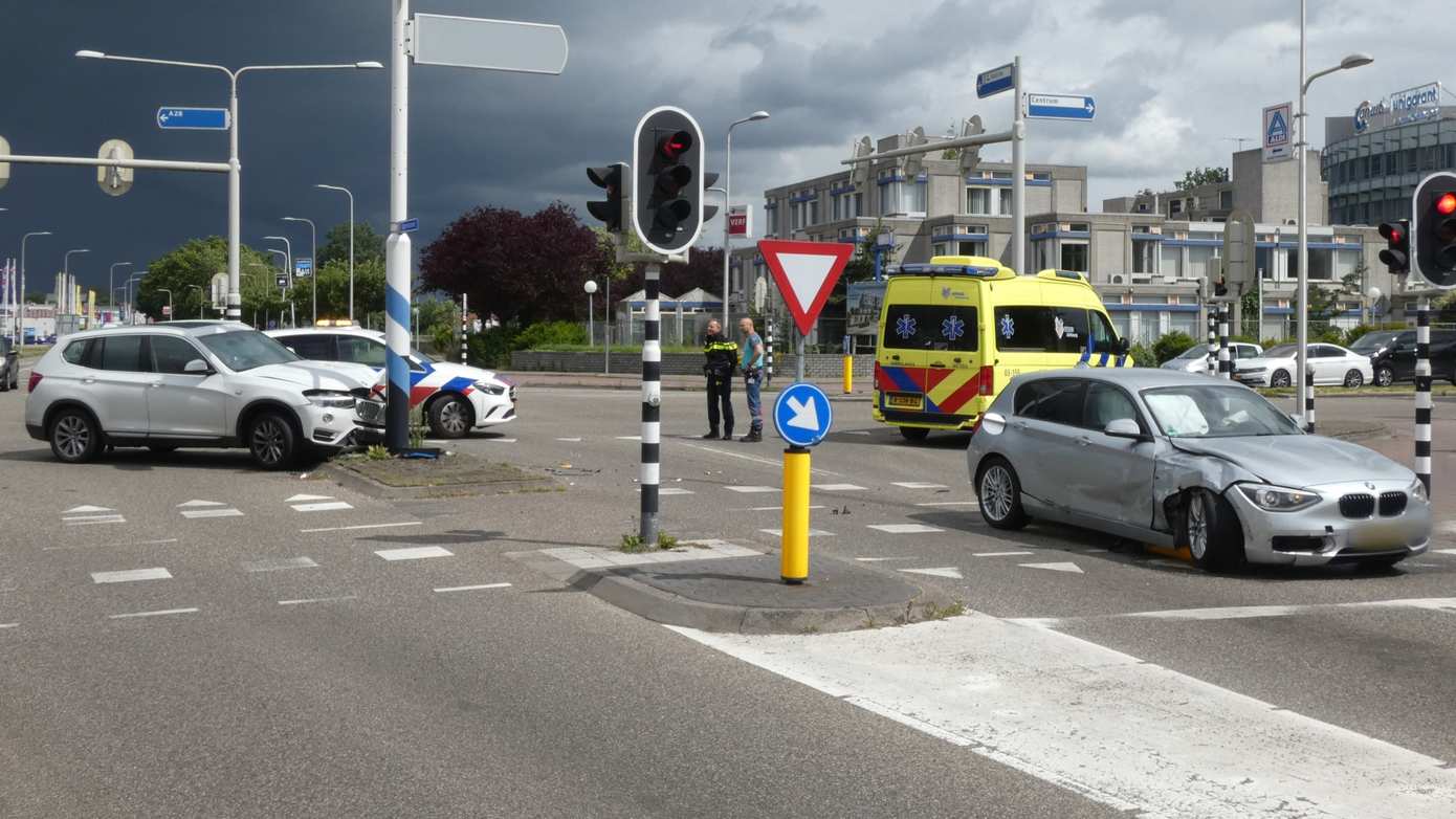 Veel schade na ongeval op kruising in Hoogeveen