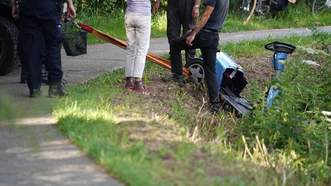 Man op scootmobiel door omstanders uit sloot gered in Amen