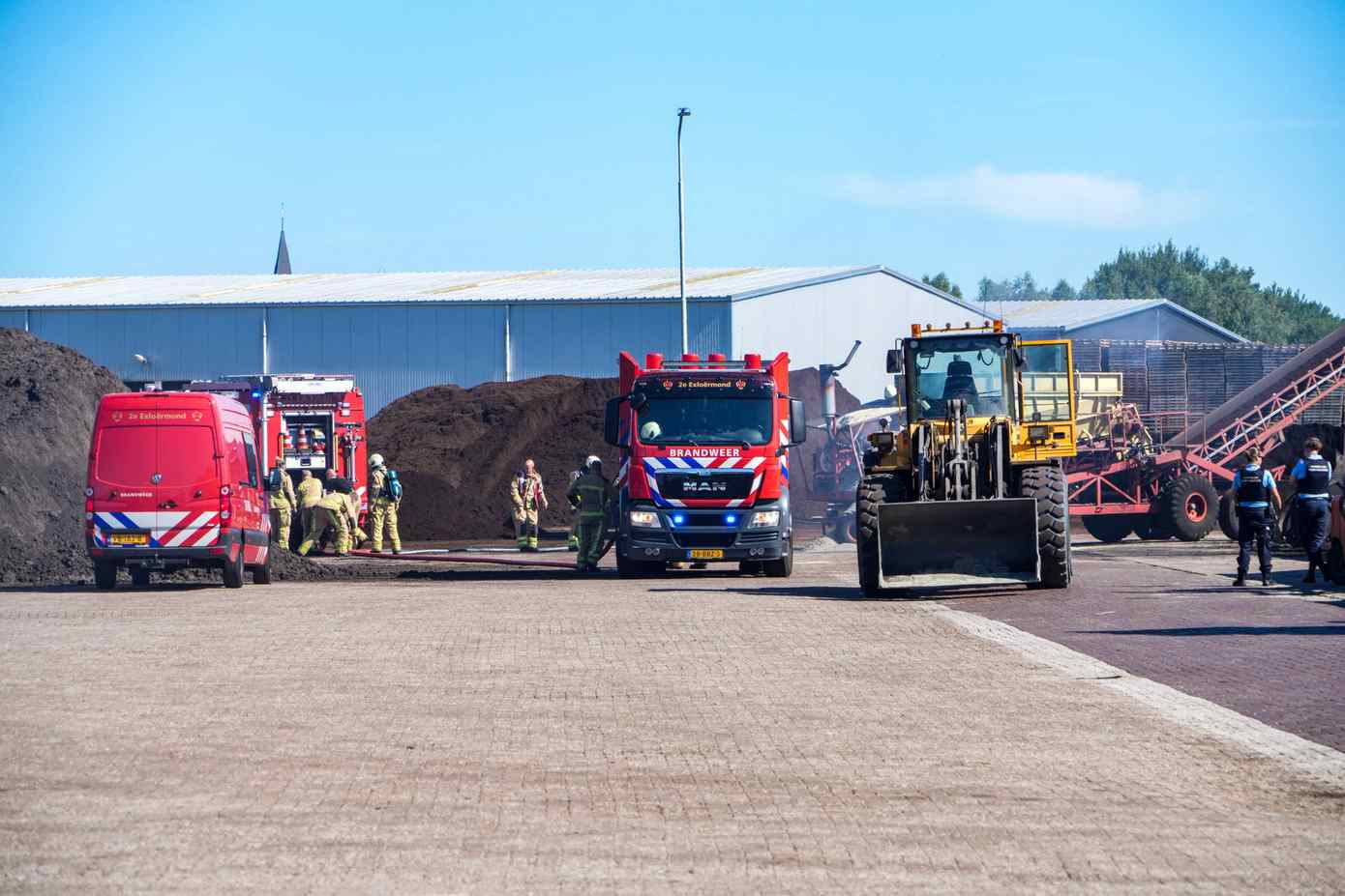 Brandweer ingezet voor brand in machine op terrein van bedrijf