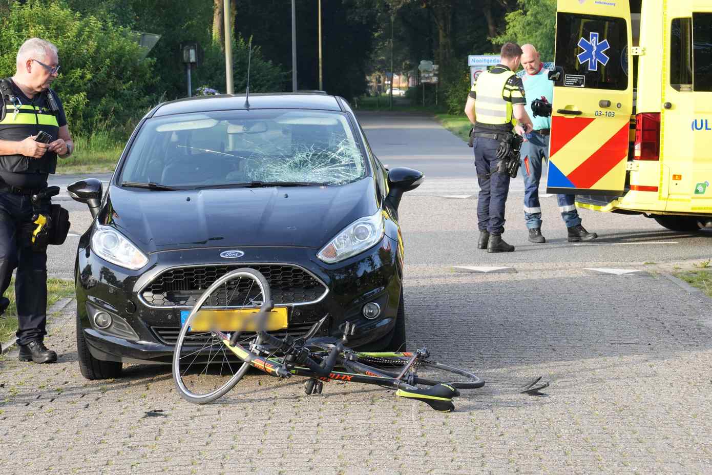 Wielrenner gewond bij forse aanrijding in Nooitgedacht