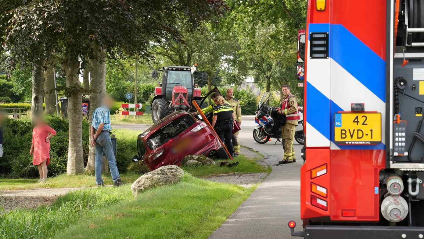 Auto belandt in sloot van voortuin in Hoogersmilde