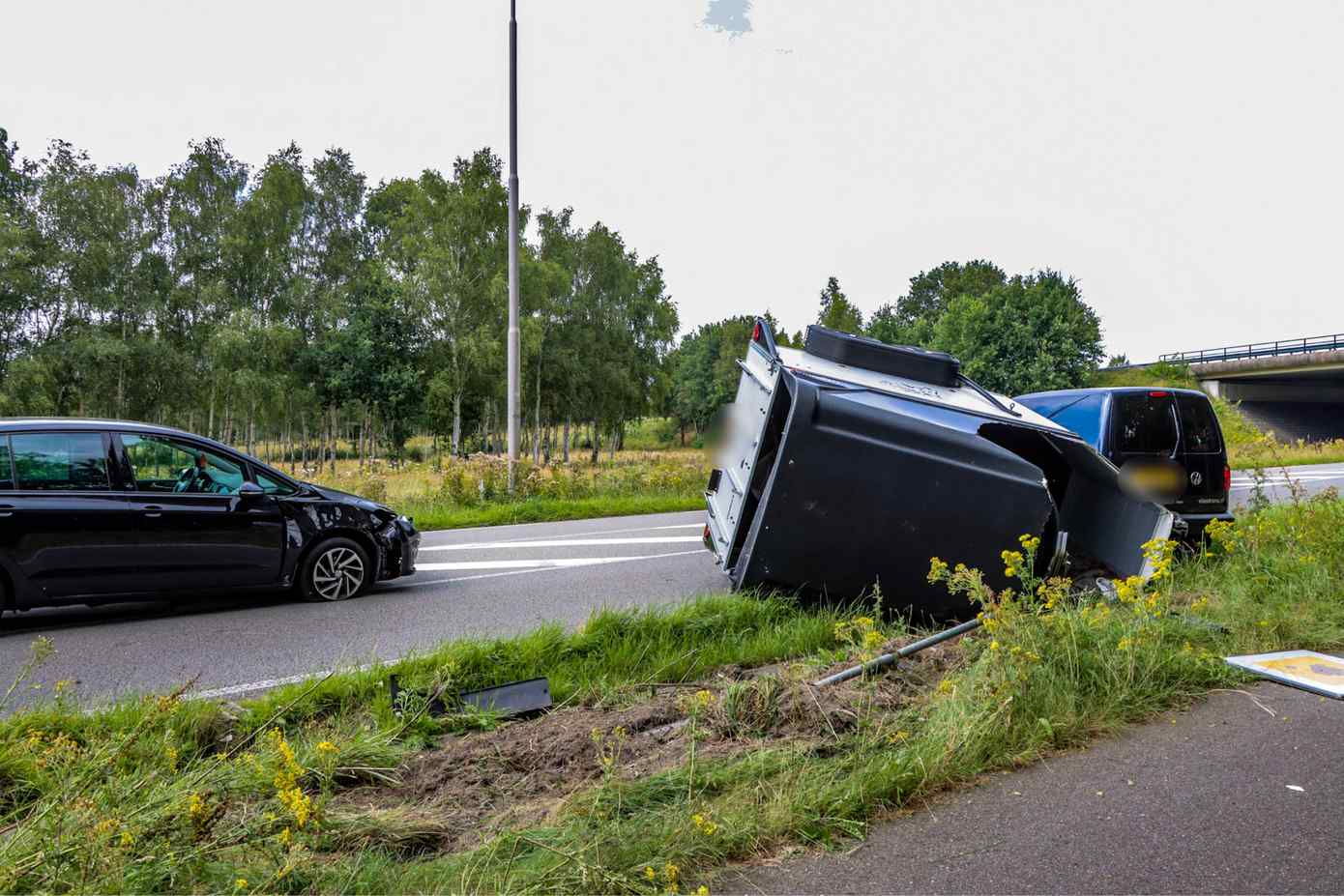 Paardentrailer inclusief paard kantelt na botsing met auto