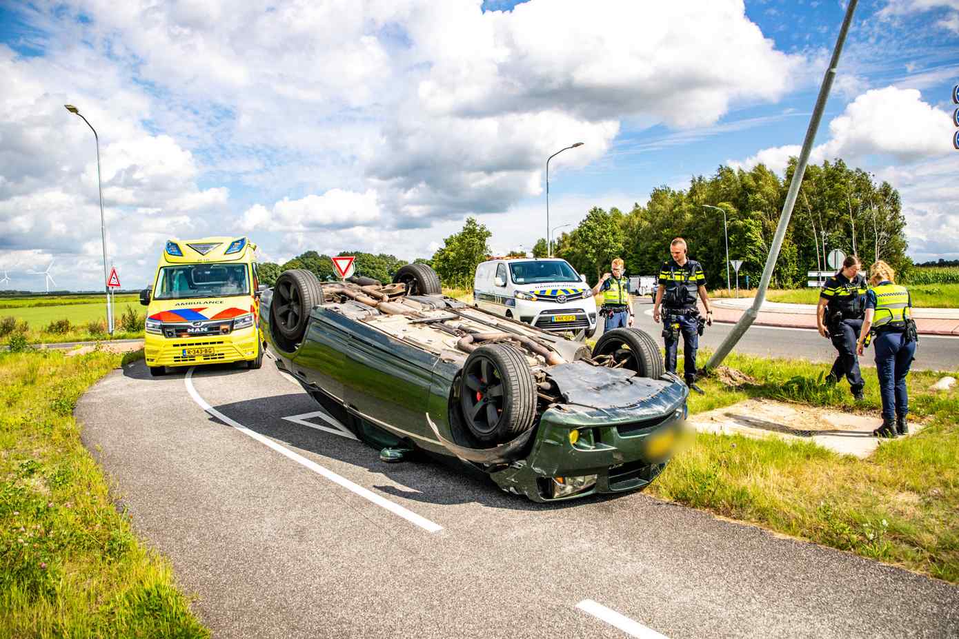 Auto rijdt tegen lantaarnpaal en slaat over de kop