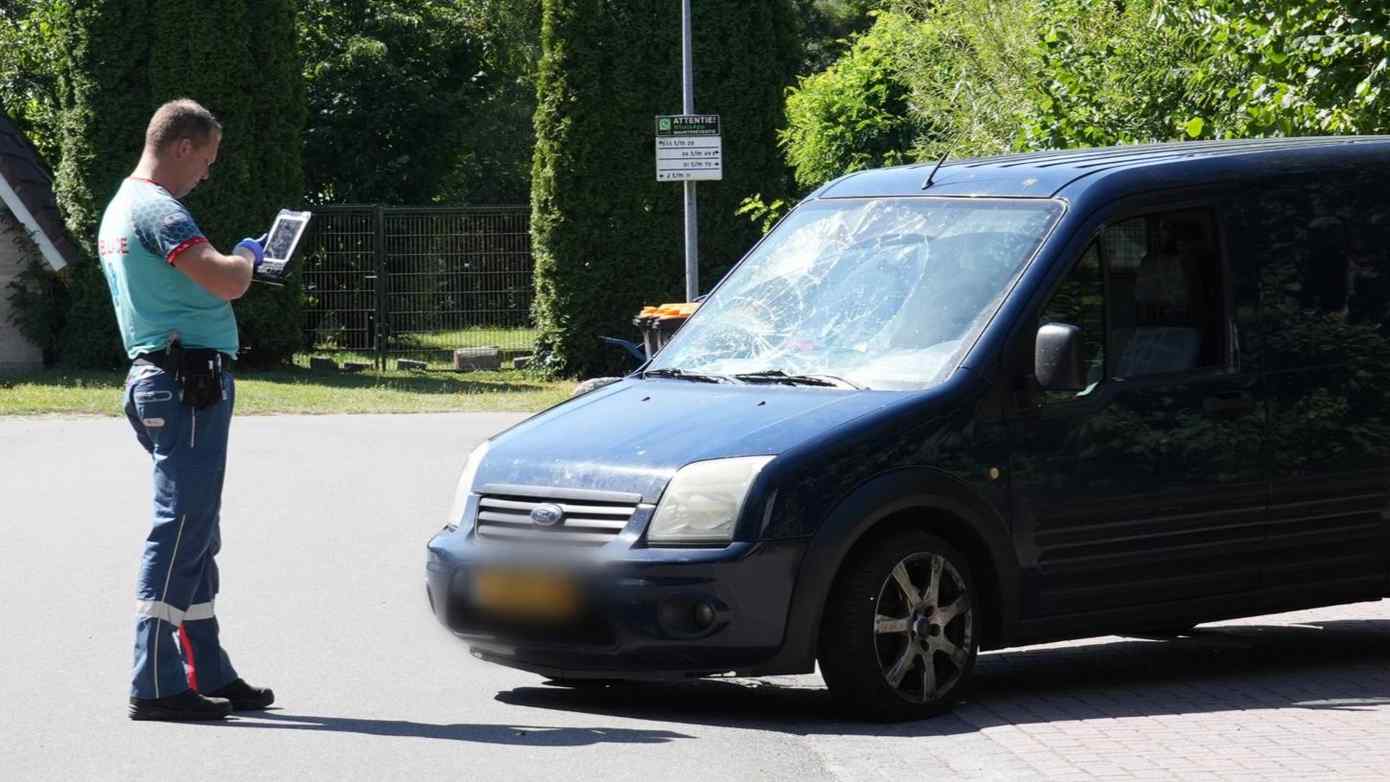 Wielrenner vliegt over busje heen na ongeval in Hoogersmilde