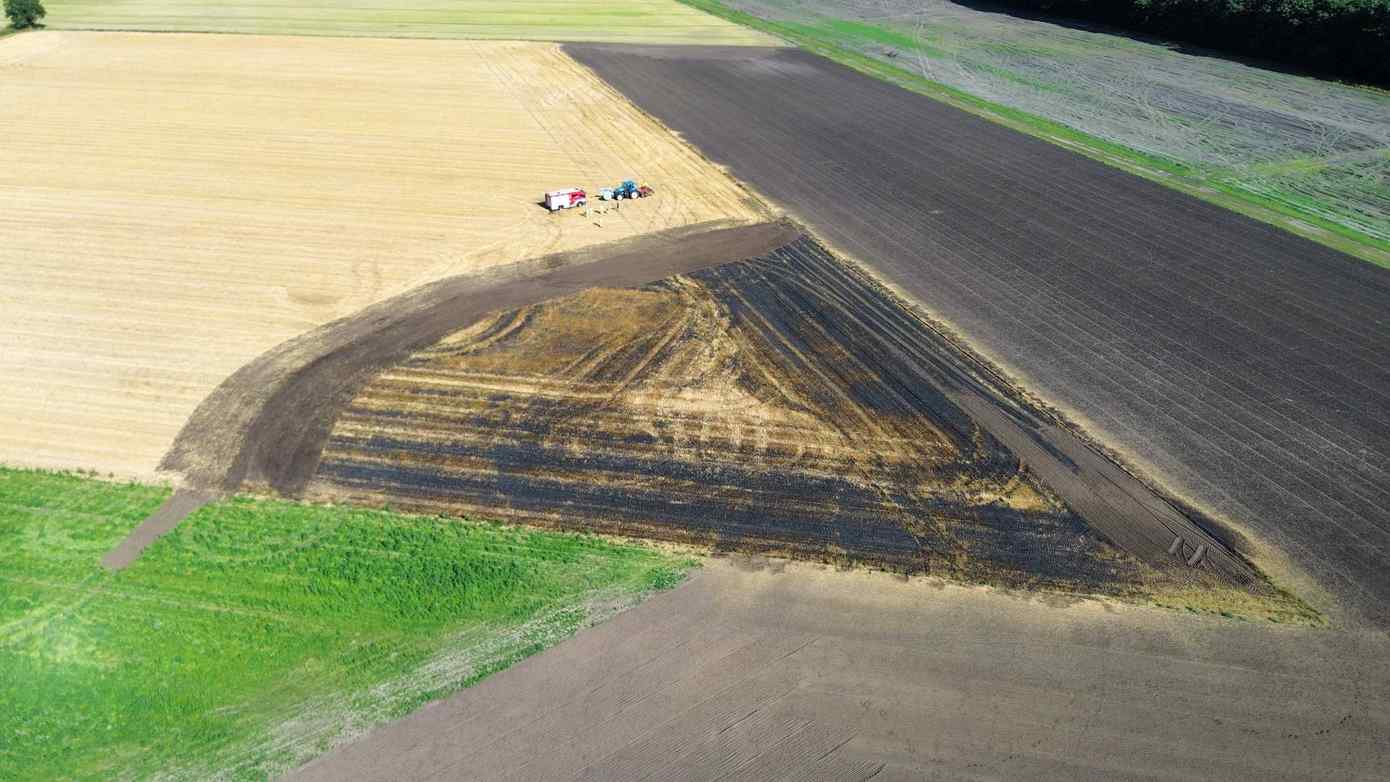 Ruim 100m2 akker afgebrand in Wezuperbrug