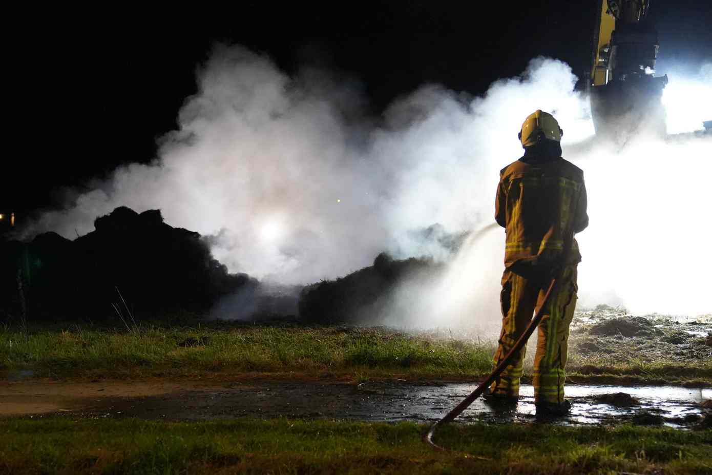 Brandweer opnieuw uren bezig met forse brand in gemaaid gras in Beilen