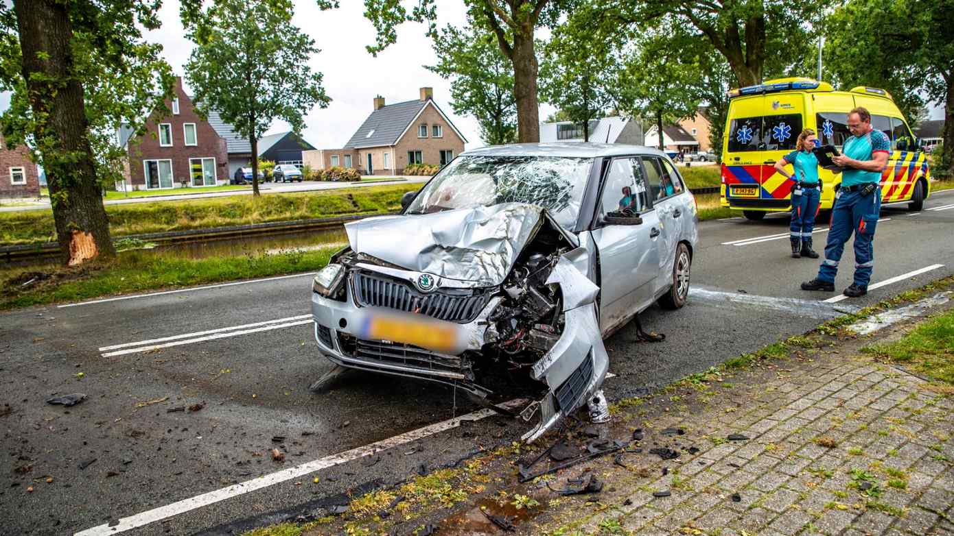 Automobilist botst tegen twee bomen en raakt gewond