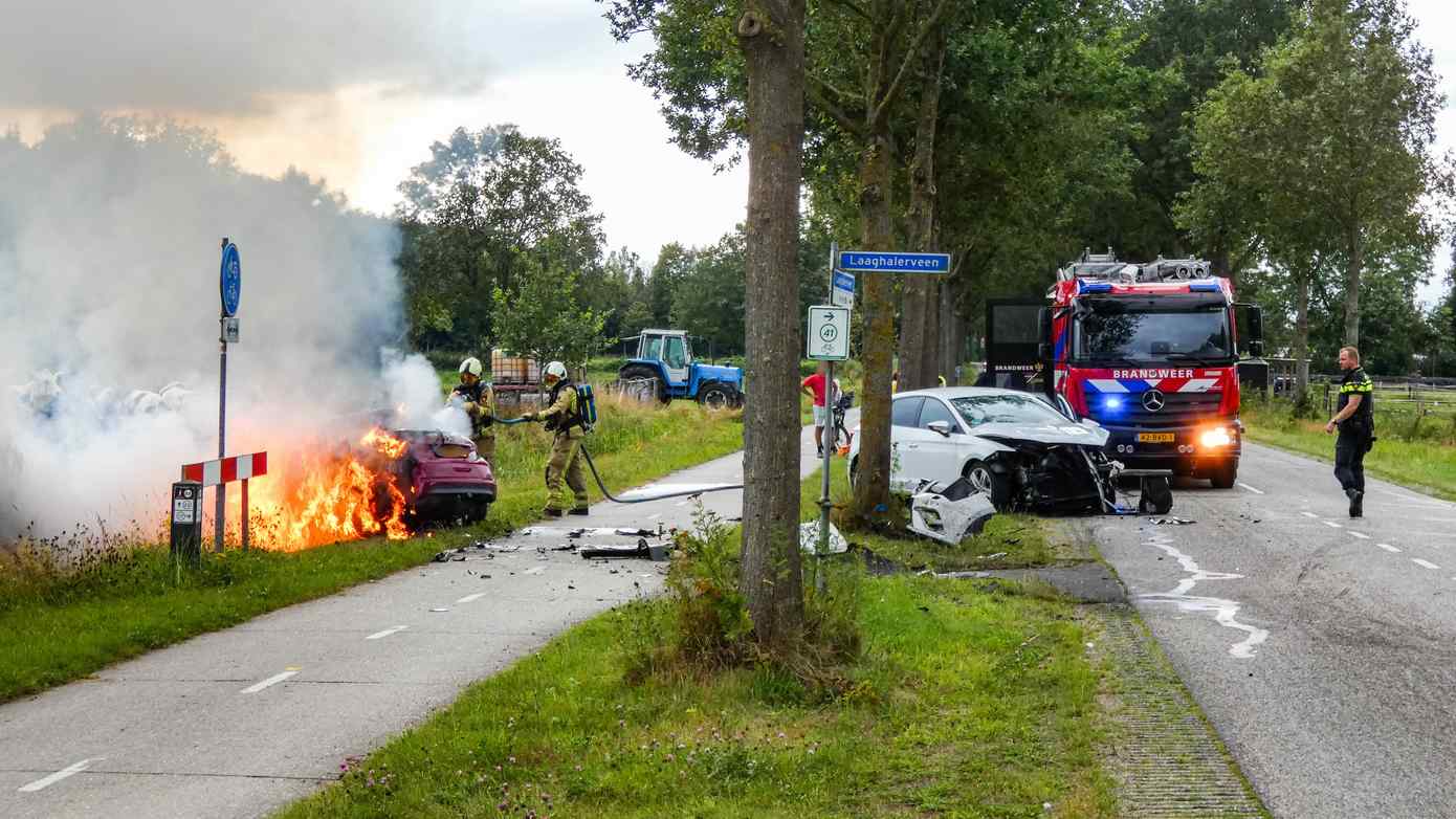 Auto vliegt in brand na forse aanrijding in Laaghalerveen