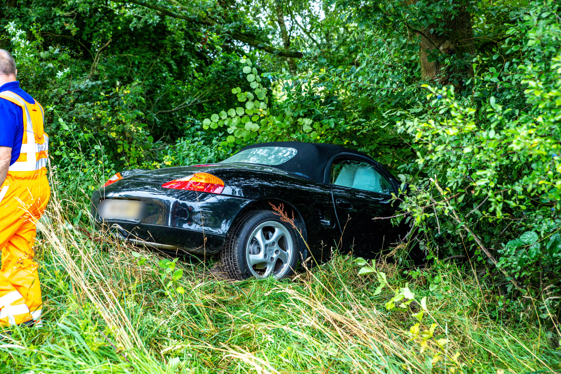 Porsche Boxster fors beschadigd na ongeval op Hondsrugweg in Emmen