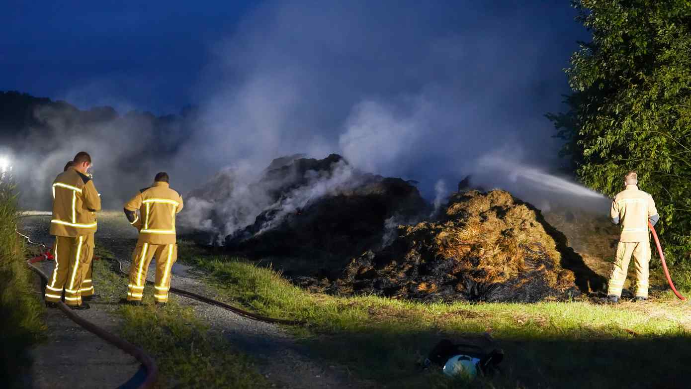 Brandweer opnieuw uren bezig met brand in bult gemaaid gras in Beilen