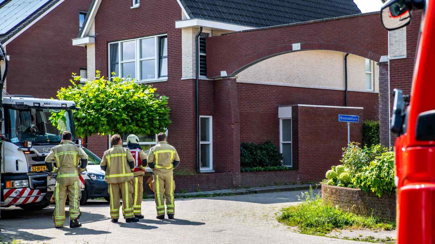 Stenen boog dreigt in te storten nadat vrachtwagen er tegen aan rijdt