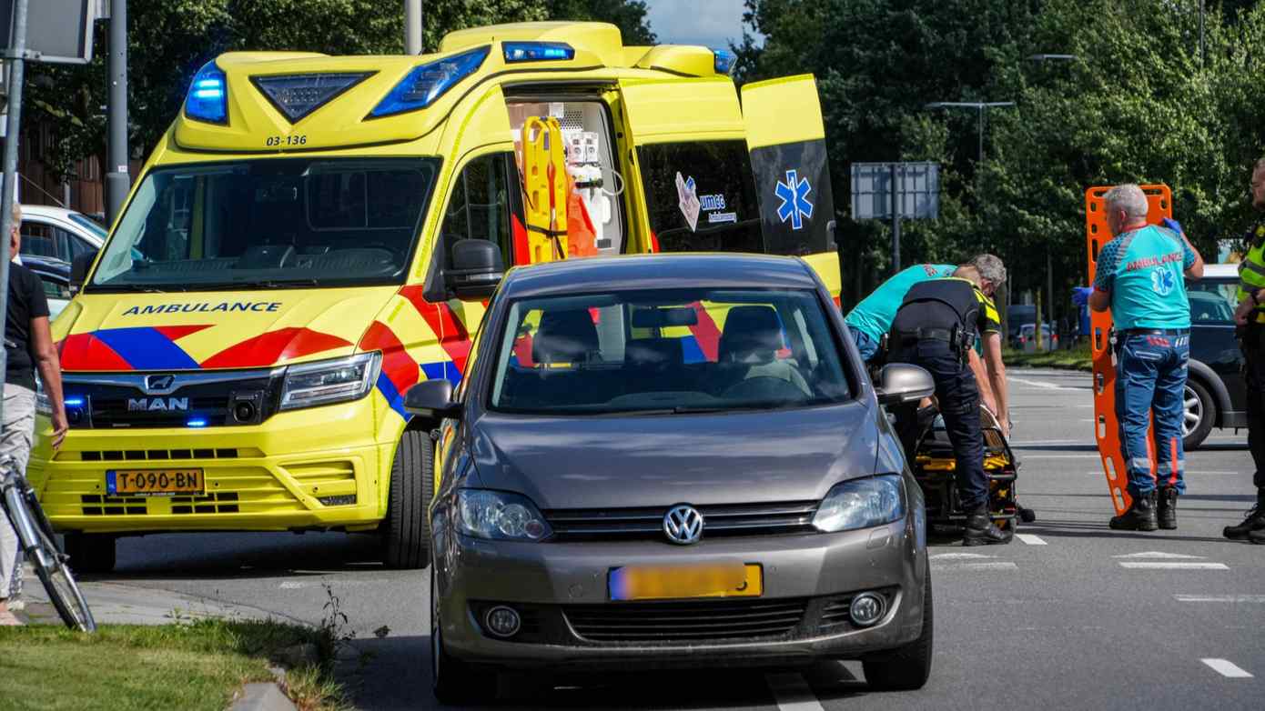 Fietsster zwaargewond na ongeval op Ermerweg in Emmen