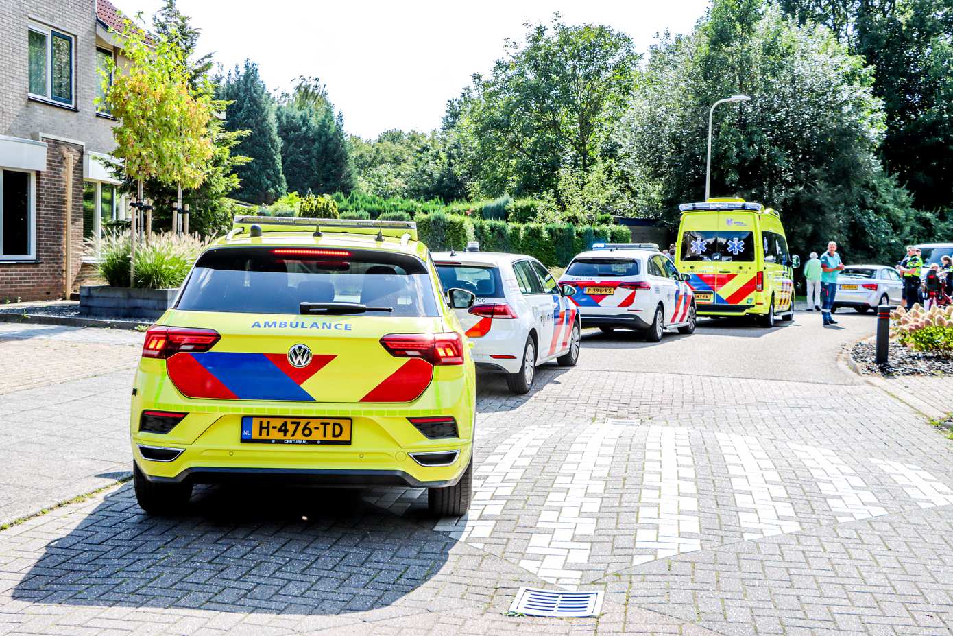 Scooterrijder botst op auto en raakt gewond in Coevorden