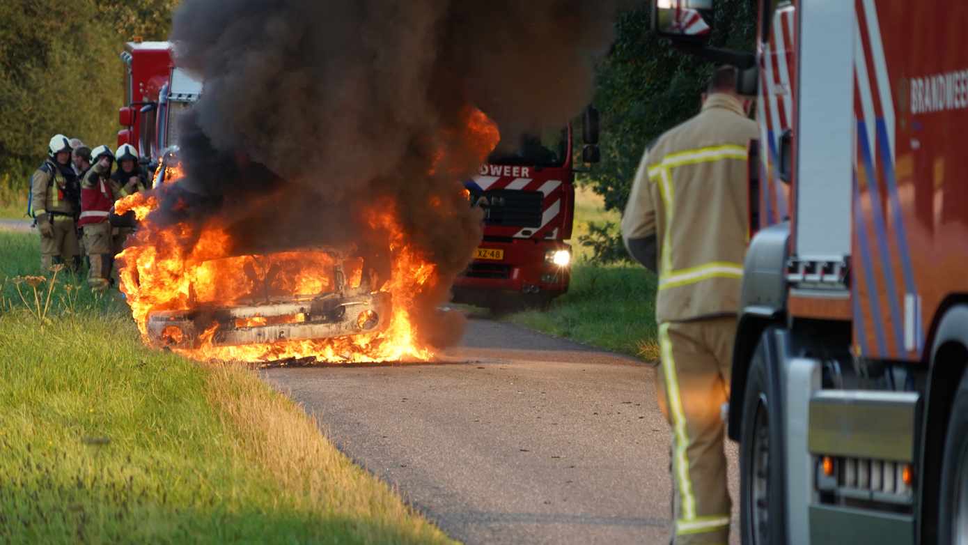 Auto gaat volledig in vlammen op in Deurze