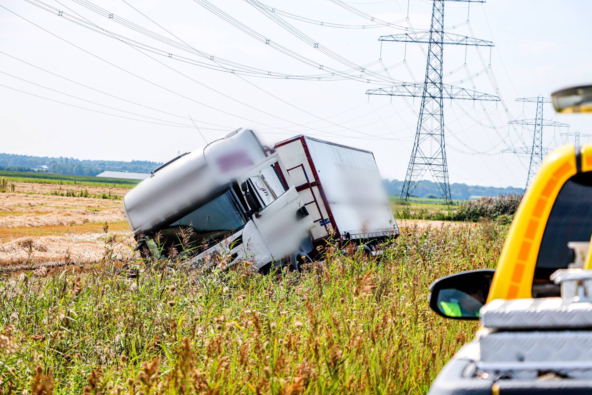 Vrachtwagen belandt in greppel langs N391 bij Nieuw-Weerdinge