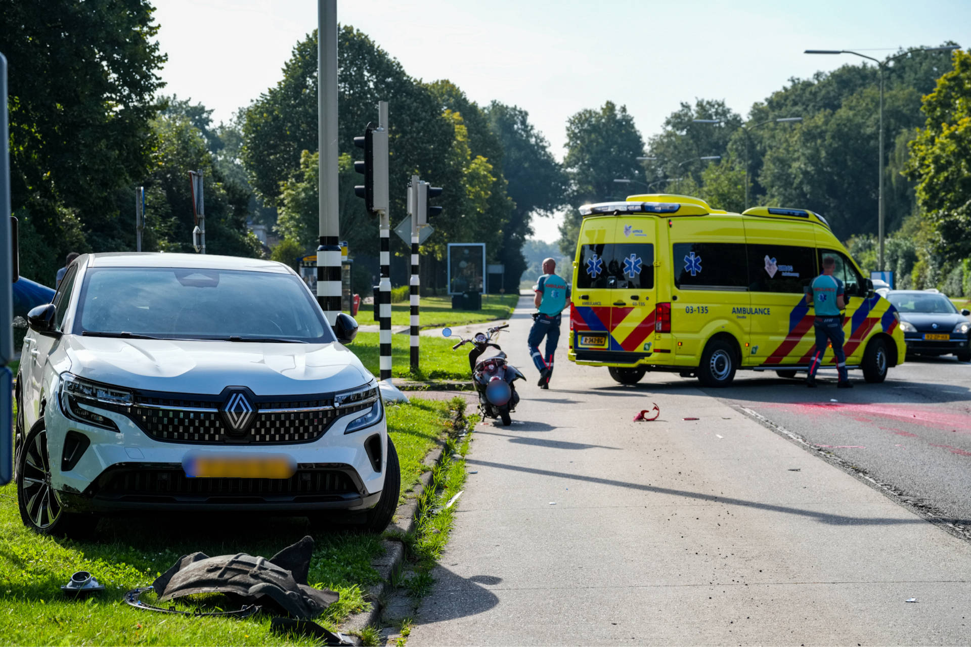 Scooterrijder gewond na aanrijding met auto in Emmen, wegdek bezaaid met rode verf