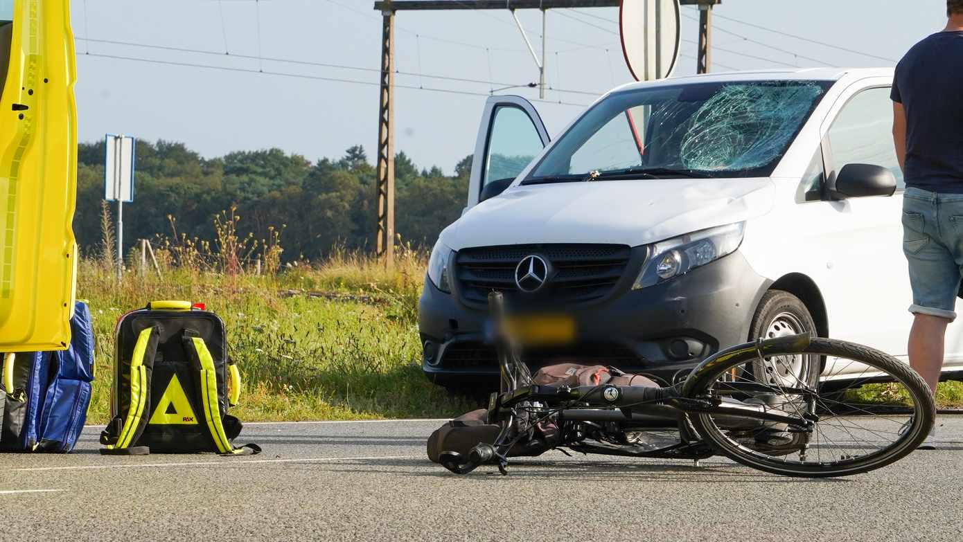 Traumahelikopter ingezet bij ernstig ongeval tussen fietser en busje