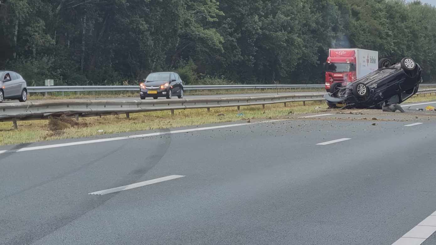 A28 tussen Meppel en Hoogeveen dicht door ernstig ongeval: traumahelikopter landt op snelweg