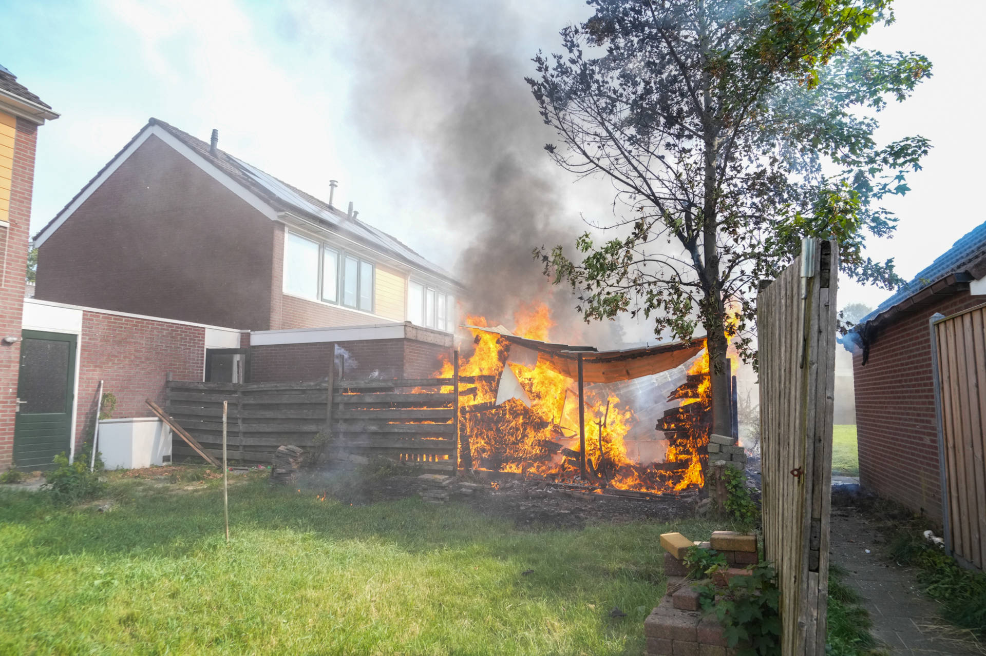 Overkapping en schuur vatten vlam in Veenoord