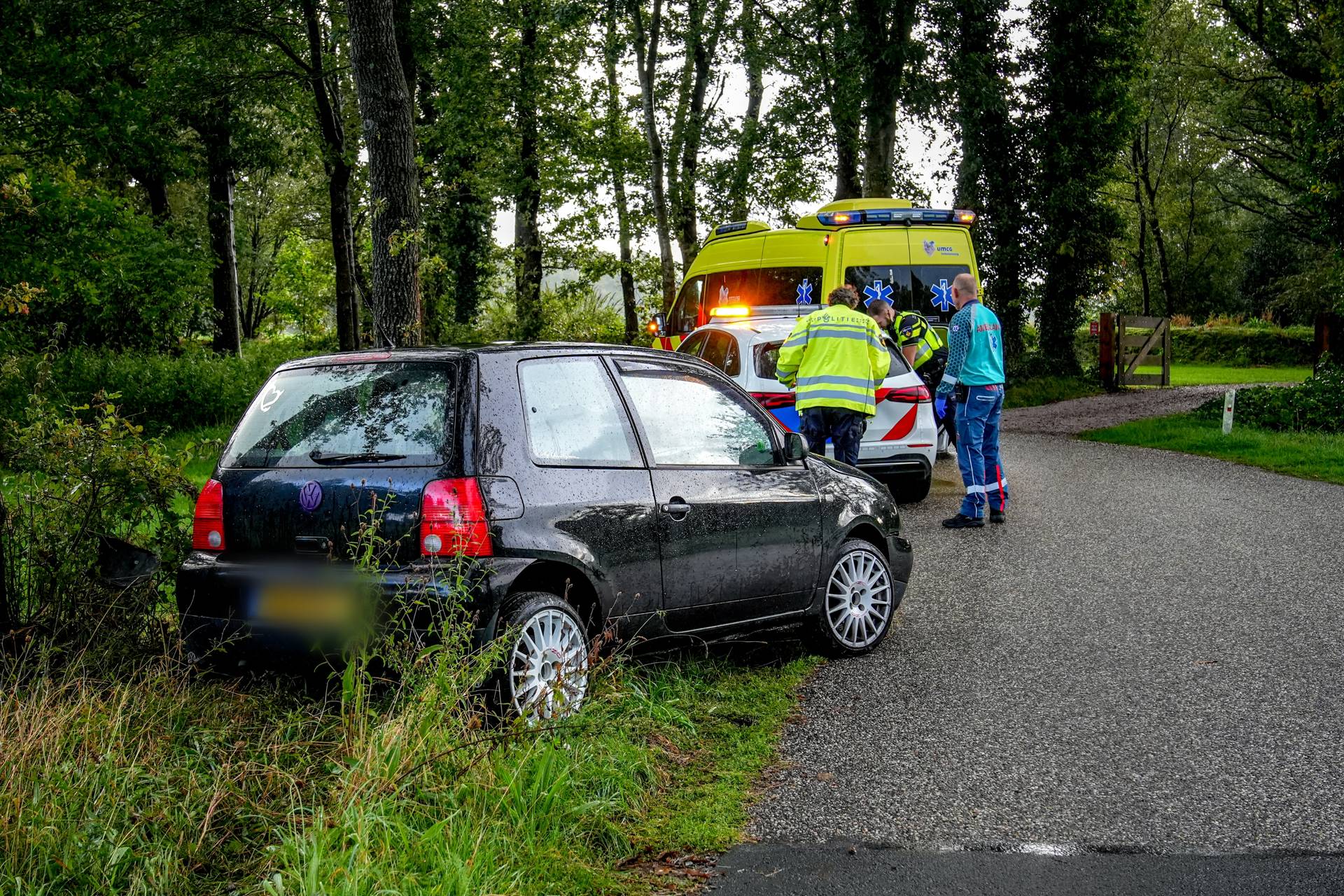 Automobiliste botst met auto tegen boom op kruispunt bij Zeijen