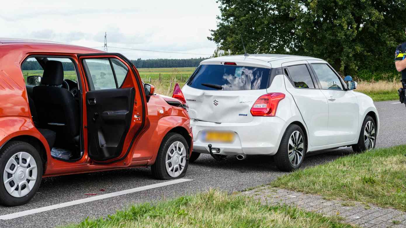 Gewonde en veel schade na ongeval met twee auto's