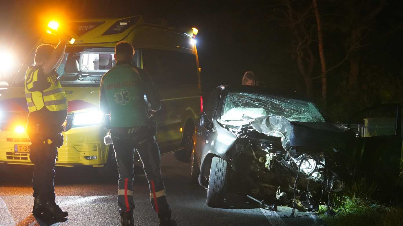 Auto botst frontaal op boom en slaat over de kop: N857 volledig afgesloten